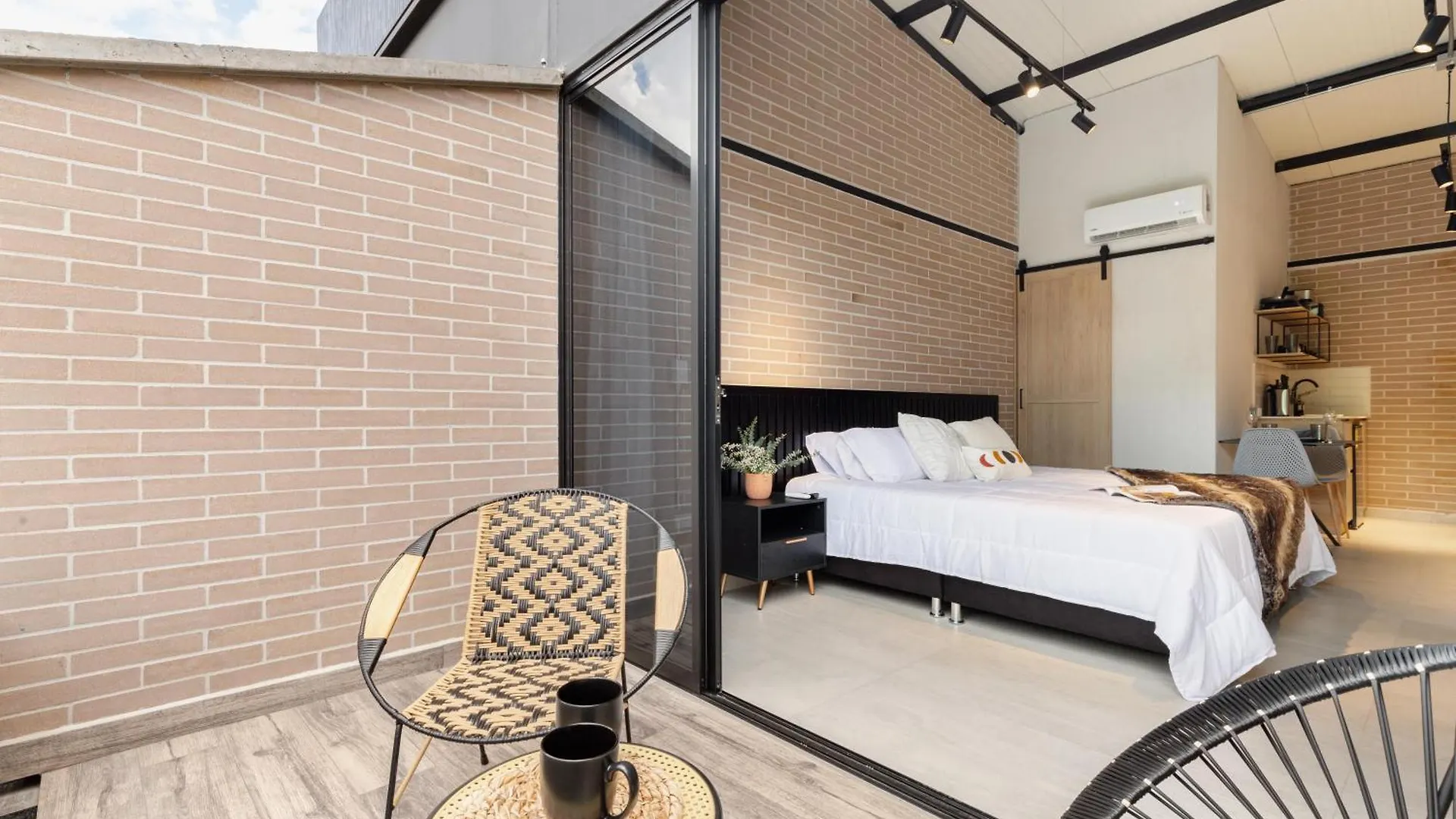 Estancia Serena Para Pareja En Estudio En Laureles Medellin 0*,  Colombia